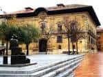 Vista del Palacio de Camposagrado y la estatua en la Plaza de Porlier