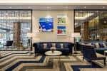 Zona de estar del lobby con arte moderno y mobiliario elegante