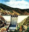 La Presa de Os Peares en el río Miño, enmarcada por las colinas de Lugo