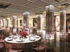 Salón de eventos con mesas redondas y pilares decorativos