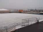 Vista del campo de fútbol A Cheda cubierto de nieve