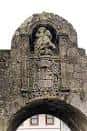Detalle de la escultura y escudo sobre el arco de la Porta de Santiago