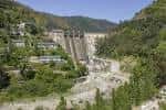 Amplia vista del Embalse de Os Peares y la central hidroeléctrica en el valle