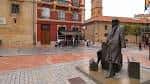 Detalle de la estatua 'El Viajero' y el pavimento de la Plaza de Porlier