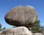 Detalle de una de las rocas equilibradas de Penas de Rodas bajo un cielo despejado