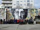 Grupo de personas frente al gran mural de la Praza do Castiñeiro