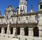 Primer plano de la entrada principal de la Casa Consistorial de Lugo.