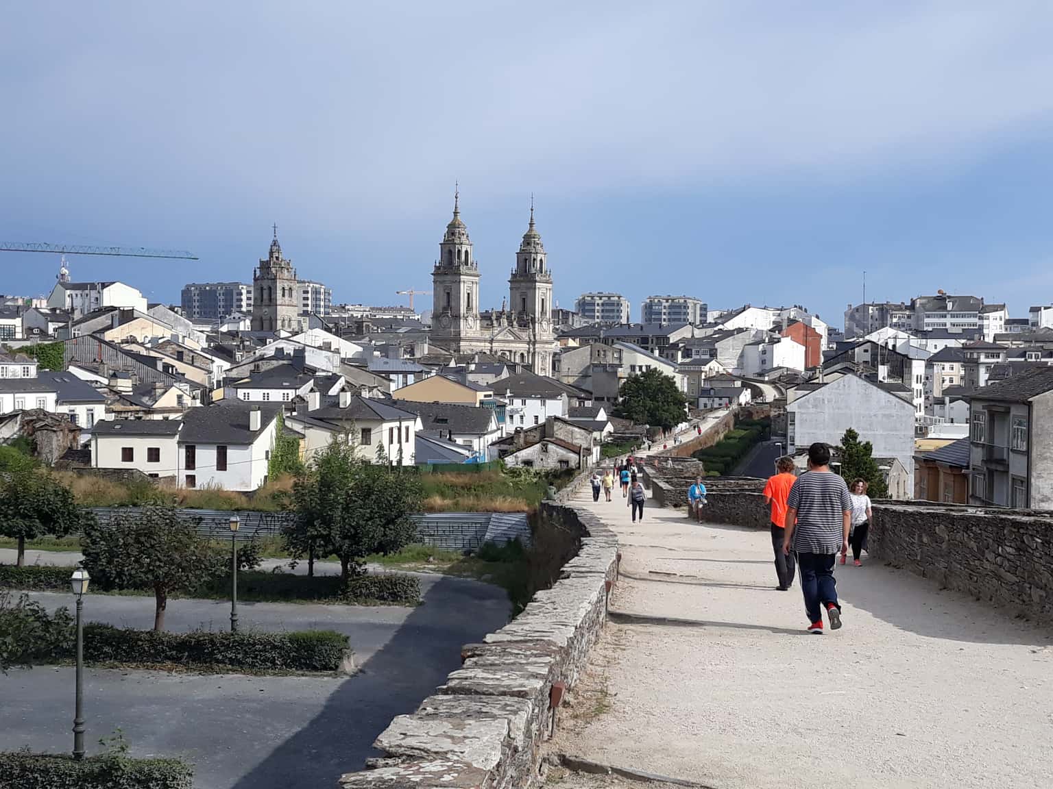 Observación pública da eclipse total no adarve da muralla romana