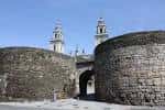 Vista de la Porta de Santiago con las torres de la Catedral de Lugo al fondo