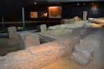 Panorámica del área de excavación con restos de muros y columnas