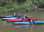 Varios piragüistas en kayaks individuales en un río