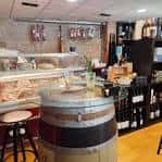 Área de tienda interior con mostrador y barril de madera