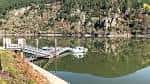 Panorámica del embarcadero de Ponte do Sil y el cañón del río desde la orilla opuesta.