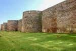 Muralla romana de Lugo con césped verde en primer plano