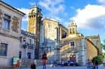 Fachada principal de la Capela da Soidade en la plaza bajo un cielo azul
