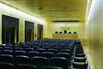 Salón de actos vacío con escenario y butacas