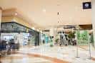 Vista de la planta baja con acceso a tiendas y escaleras mecánicas