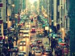 Avenida da Coruña con tráfico y edificios urbanos