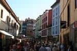 Calle adyacente a la Plaza del Fontán concurrida de gente.