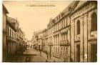 Vista histórica de la Rúa da Raíña con edificios y transeúntes