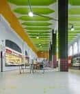Interior moderno del Mercado Municipal de Quiroga Ballesteros con techo verde y puestos