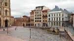 Vista de la Plaza de la Catedral de Oviedo mostrando la fachada del Museo de Bellas Artes