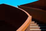 Detalle arquitectónico de las paredes curvas de acero corten y escaleras