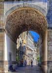 Detalle artístico de la Porta de Campo Castelo, un arco histórico