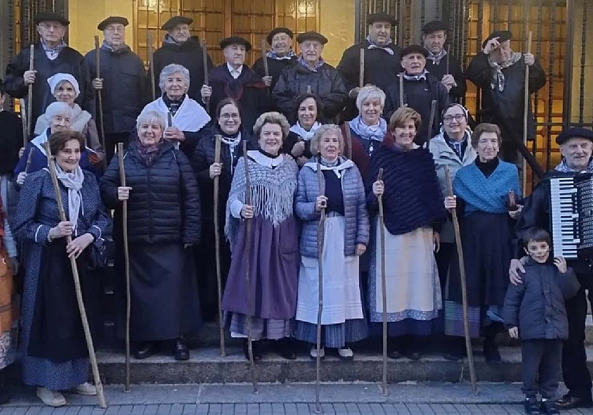 El coro Goratzar canta en Amara Berri