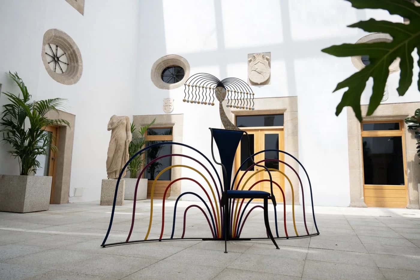 Exhibición de la silla-menina de Miguel Sansón, de la colección Sent-Art
