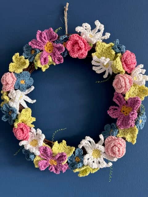 Crochet a blooming gorgeous summer wreath