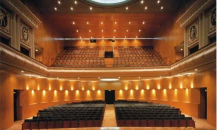 El Teatro Cervantes de Linares estrena fachada iluminada
