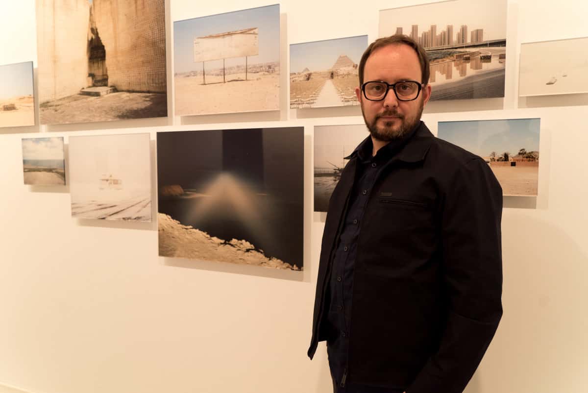 Eduardo Nave en el escaparate de La Caverna de la luz