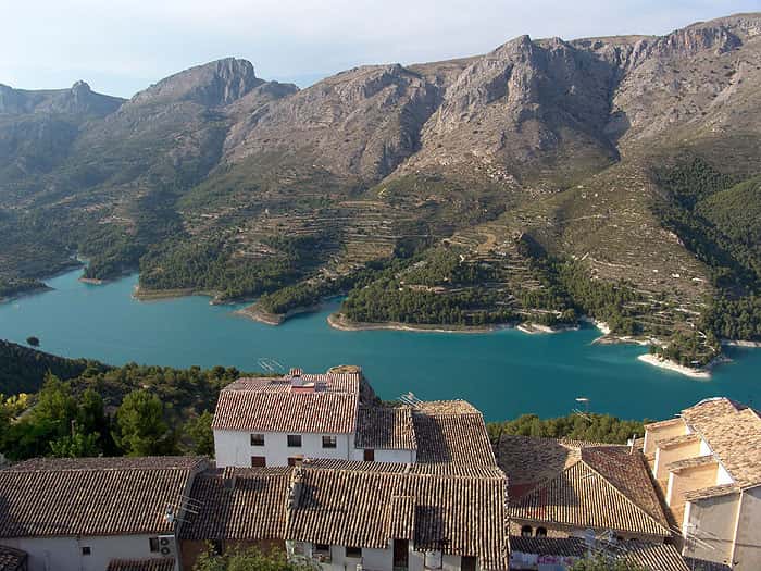 Guadalest: castillo, ocho museos y un pantano esmeralda