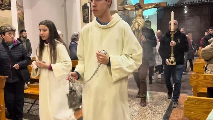 Misas dominicales en la iglesia de San Pedro Apóstol