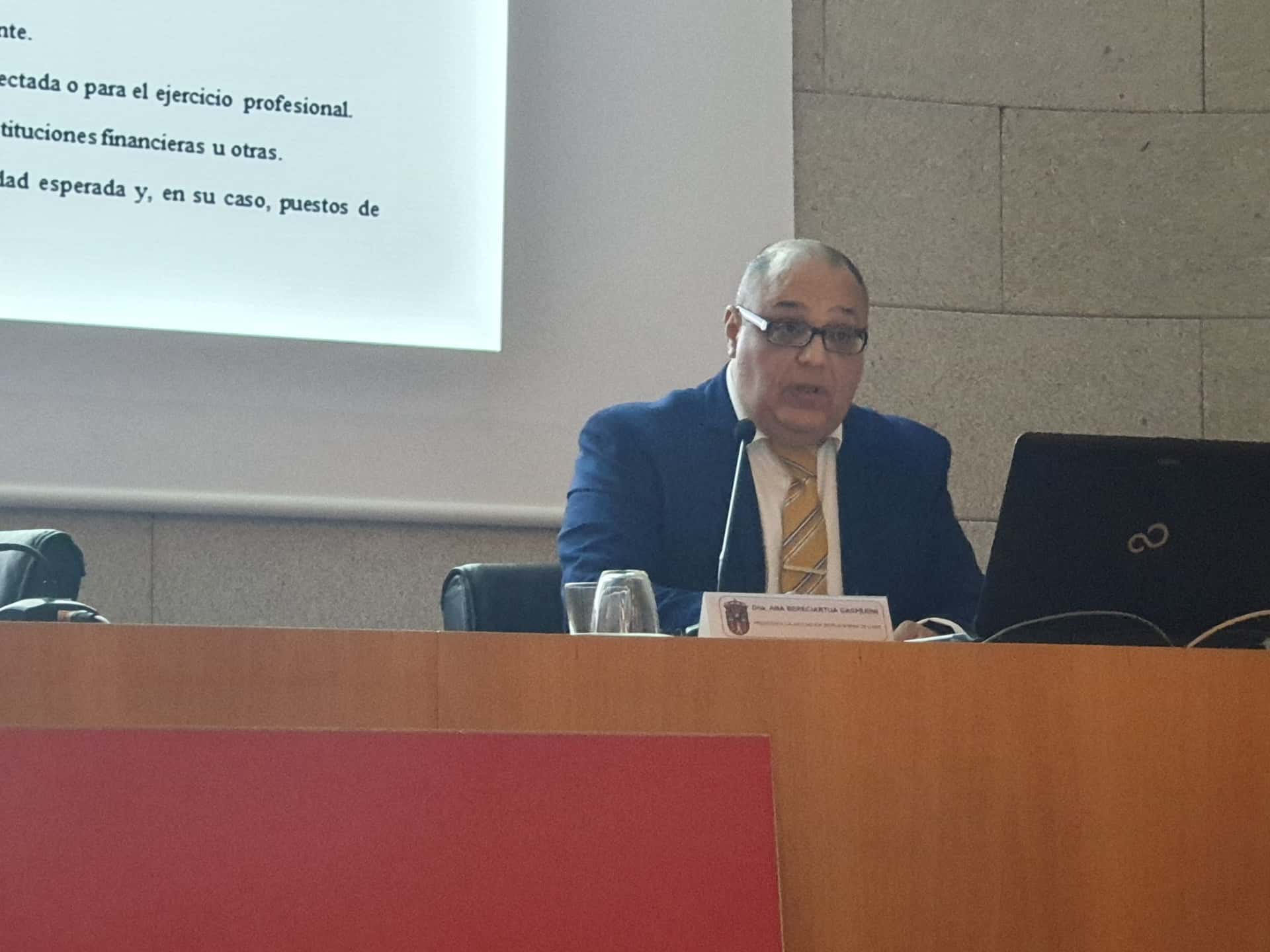 Charla sobre la regularización de inmigrantes