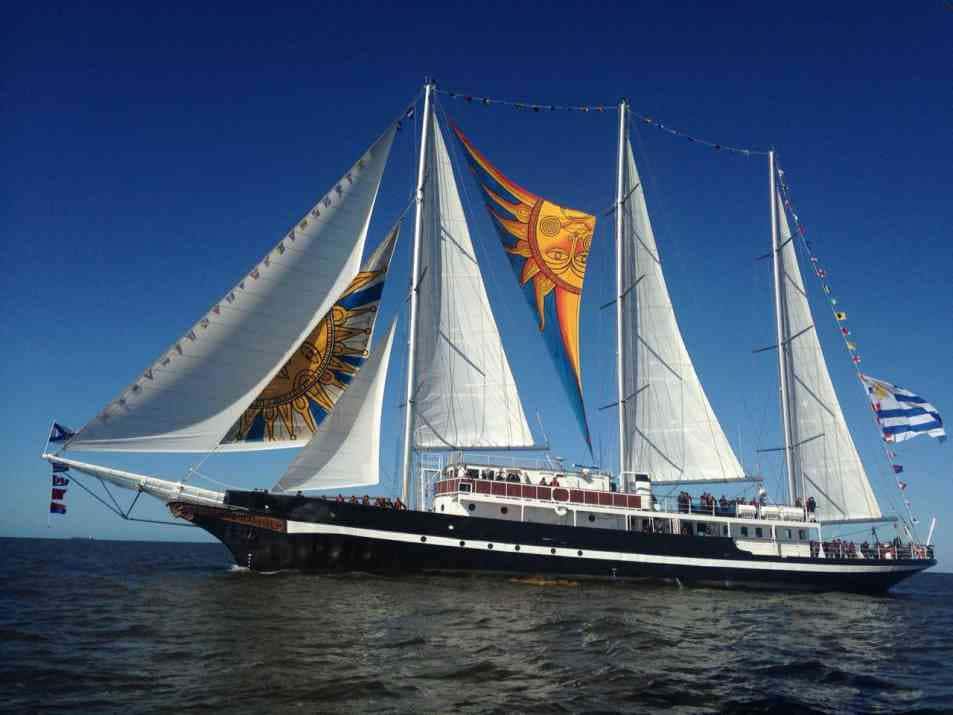 Asado y música uruguaya a bordo de un velero