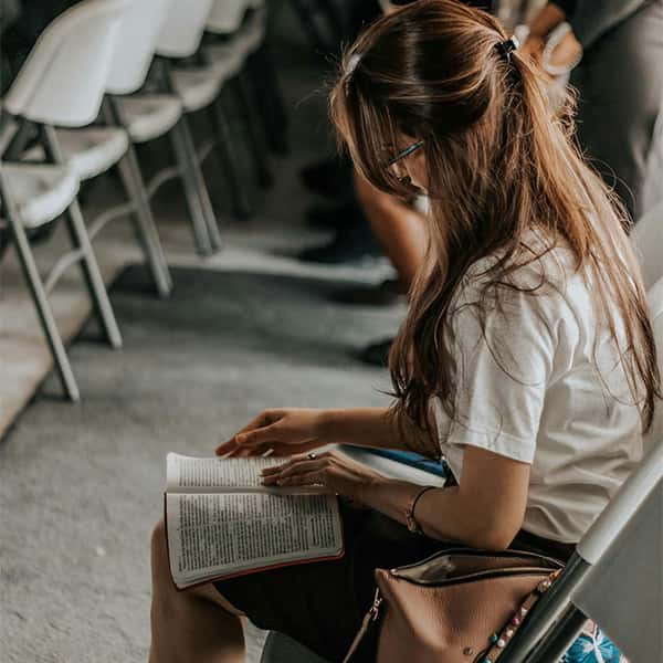 Presentación y recital con la autora: Mujer incómoda de Silvia Cuevas-Morales
