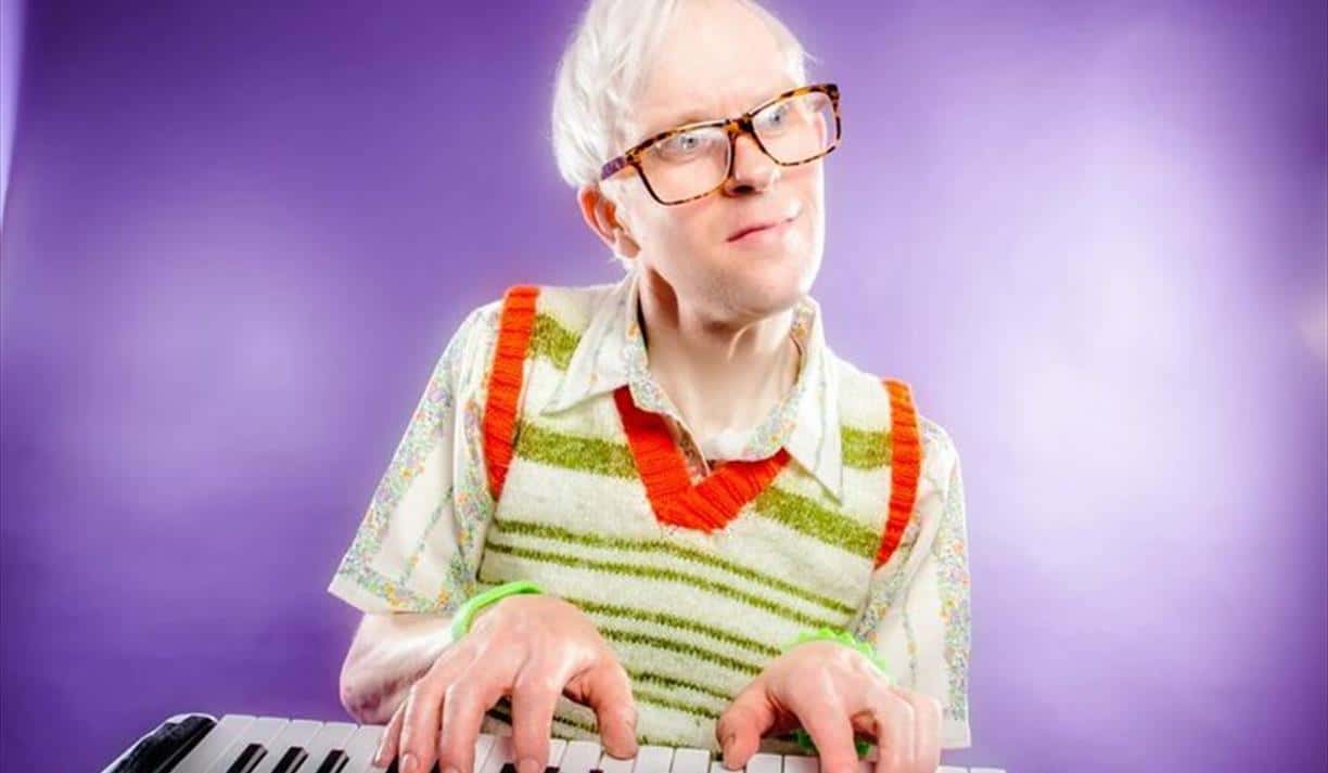Robert White: 'THAT' Gay Autistic Keyboard Tanktop Comedy Guy!