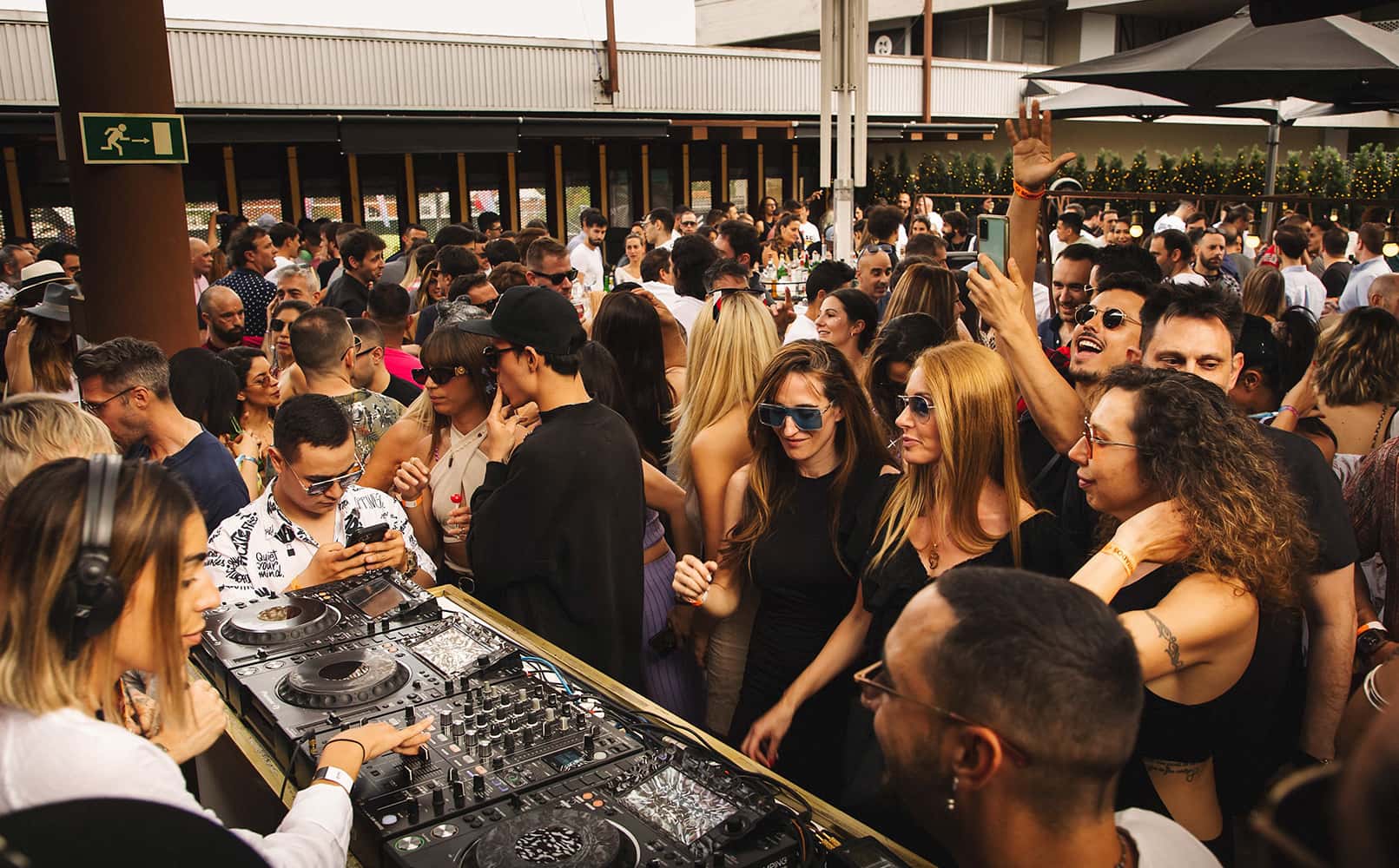 Tardeo electrónico con DJs al sol
