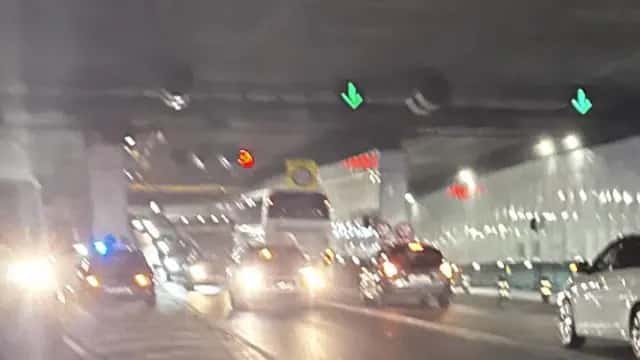 Un autobús queda atascado en el túnel de María Pita