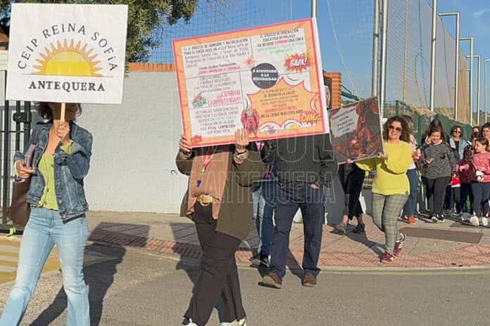 Concentración por el mantenimiento del aula de PTVAL