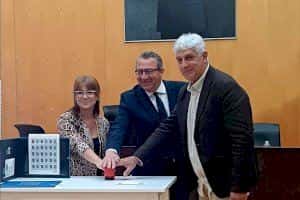 Presentación del sello dedicado al 700 aniversario de la fundación de Benidorm