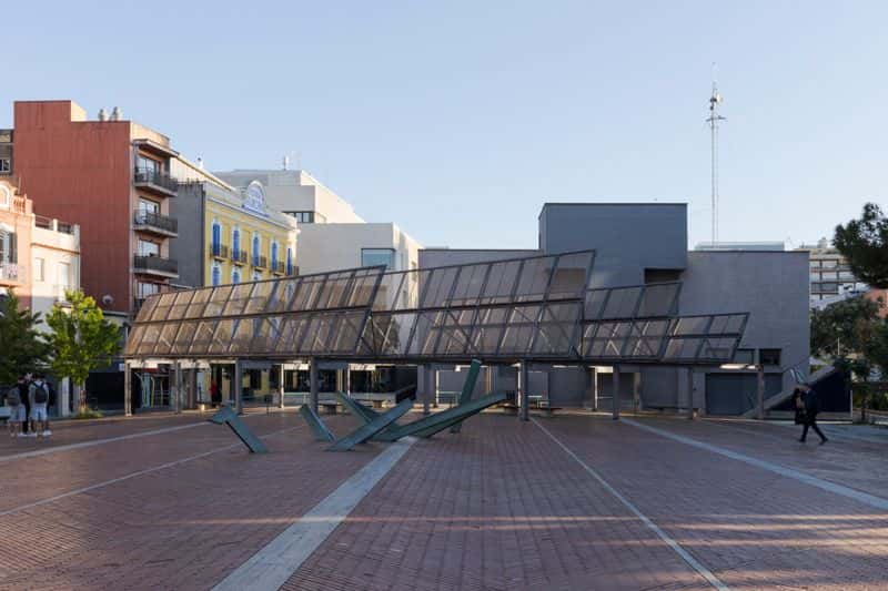 Petons, abraçades i intercanvi de mocadors