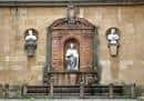 Detalle del conjunto escultórico central en la pared del Jardín de los Reyes Caudillos