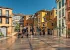 Vista panorámica de la Plaza Daoiz y Velarde en Oviedo con edificios históricos de colores