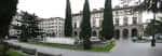 Vista panorámica de la Plaza de España de Oviedo, mostrando la fuente y la fachada del edificio principal