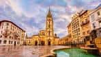 Vista panorámica de la Plaza de la Catedral de Oviedo con la torre gótica de la iglesia
