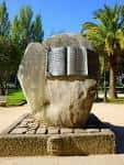 Primer plano del monumento de piedra con inscripciones en la Plaza de la Constitución de Pontevedra