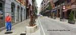 Calle de la Ruta de los Vinos con la escultura de Kiko Urrusti y edificios circundantes